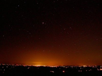 Exemple du dme de pollution lumineuse gnr par la ville de Sherbrooke. Cette dernire se trouve  100 km du mont Mgantic. Source : http://astrolab.qc.ca/Accueil_frame.htm