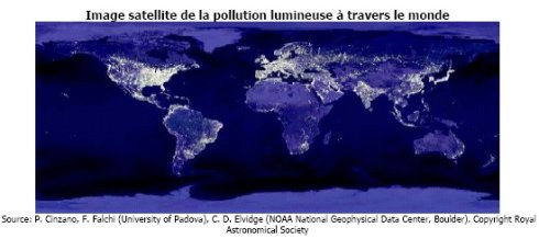 Image satellite de la pollution lumineuse  travers le monde. La couleur blanche reprsente la pollution lumineuse. Plus le blanc est intense, plus la rgion est pollue par la lumire.